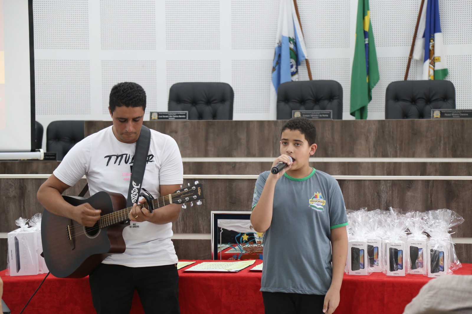 MPT na Escola alunos e professores premiados na etapa estadual recebem smartphones e tablets 7