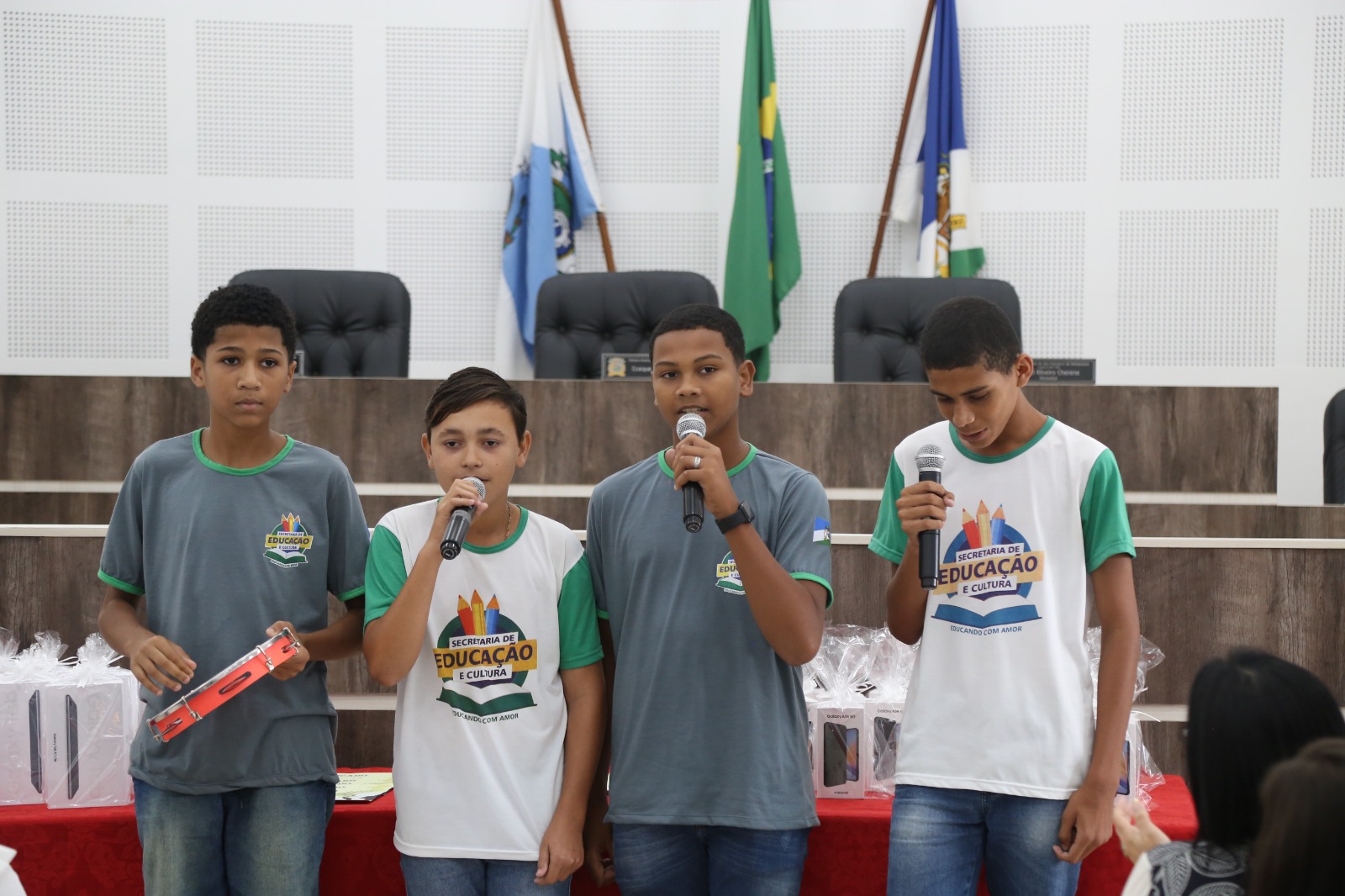 MPT na Escola alunos e professores premiados na etapa estadual recebem smartphones e tablets 9