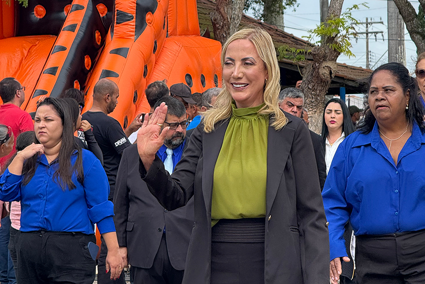 YARA DESFILANDO SORRINDO