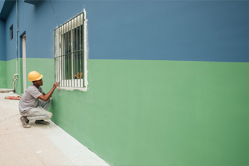 moço pintando