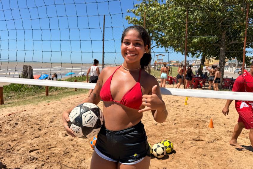menina acenando