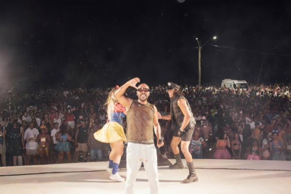 Domingo de carnaval com shows lotados em SFI