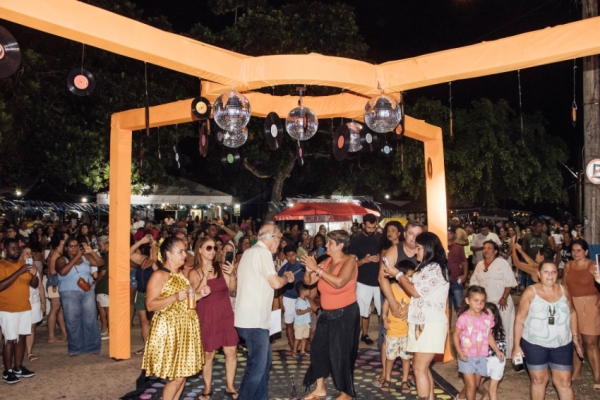 Moradores e turistas curtem último “Estação Retrô com o Comandante” da temporada