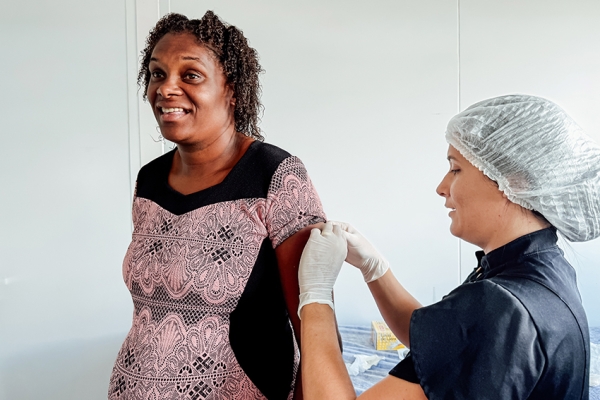 Juliana, gestante, “com esse sensor de glicose tenho mais qualidade de vida”