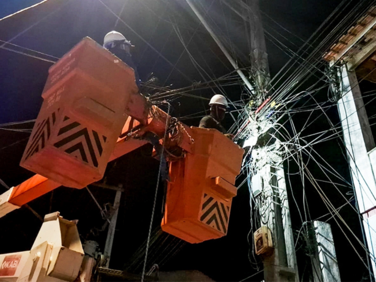 Prefeitura começa a recolher cabos de internet inoperantes na Avenida Edenites Viana