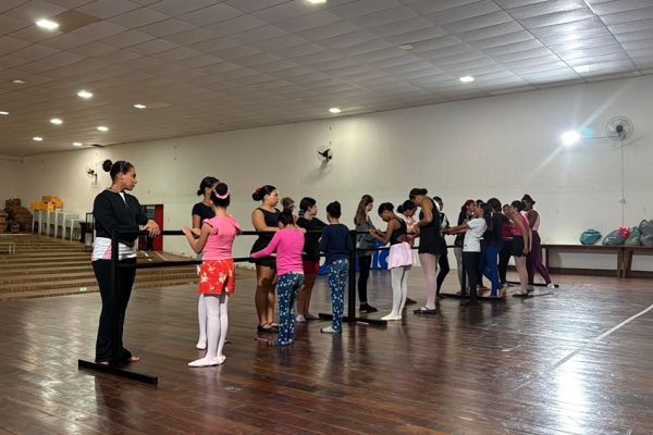 Ballet e Jazz transformam rotina de crianças e adolescentes em São Francisco
