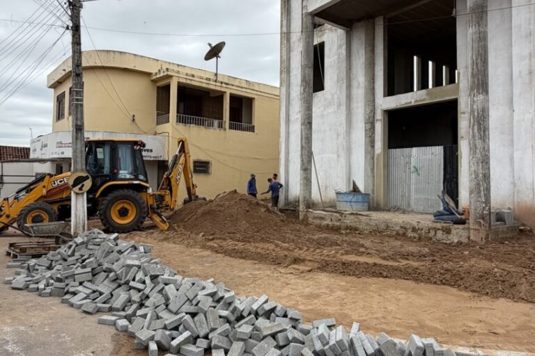 Praça João Pessoa recebe importantes obras e trabalhos avançam em ruas do Centro de SFI