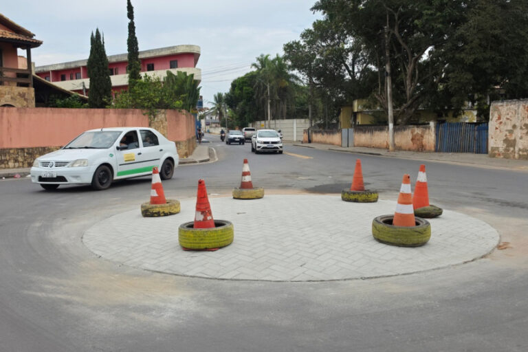 Ruas do Centro recebem rotatórias para facilitar o trânsito, inclusive de caminhões