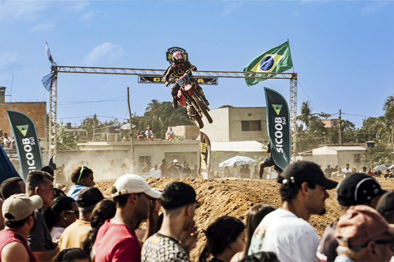 Motocross leva manobras radicais e adrenalina para o 38º Festival do Maracujá