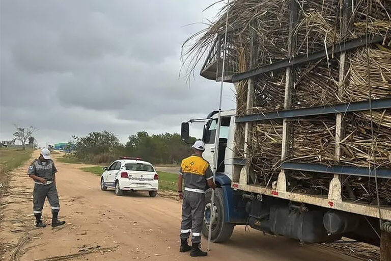 Emtransfi fiscaliza caminhões que transportam cana-de-açúcar em São Francisco de Itabapoana
