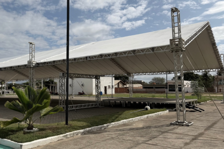 Estrutura da 1ª edição do Festival do Abacaxi e Farinha de São Francisco começa a ser montada