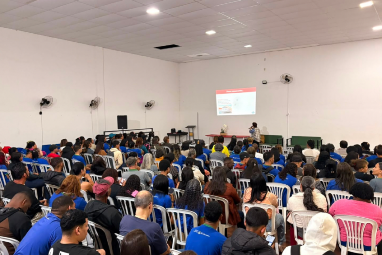 Palestra em parceria com o Sebrae incentiva alunos da EJA a refletirem sobre empreendedorismo