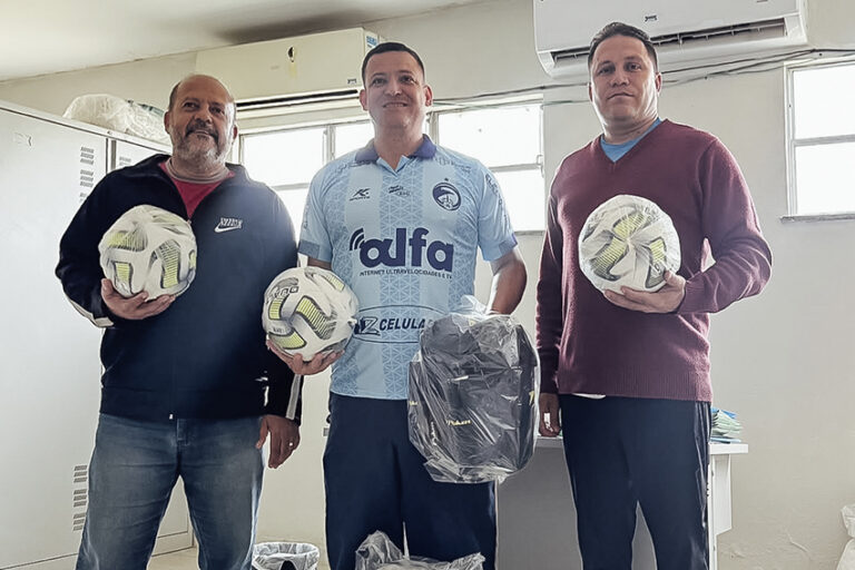 Participantes do Campeonato de Futebol Amador começam a retirar os kits esportivos