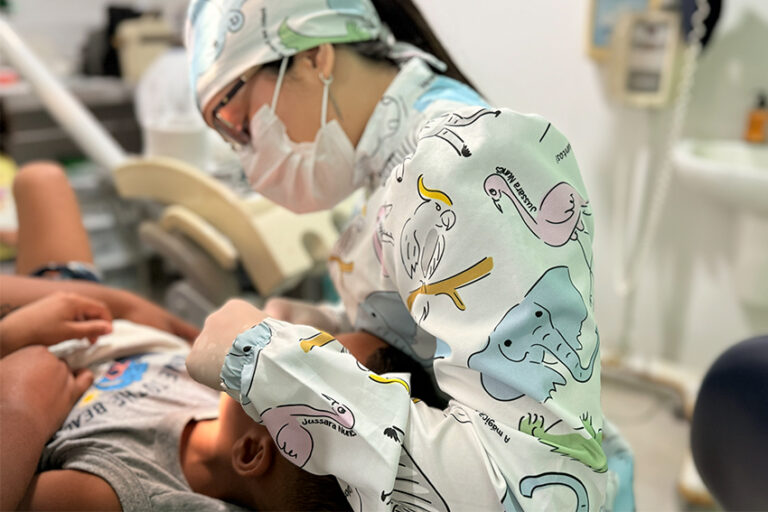 Atendimento odontopediátrico oferece cuidado humanizado e prevenção para crianças em São Francisco