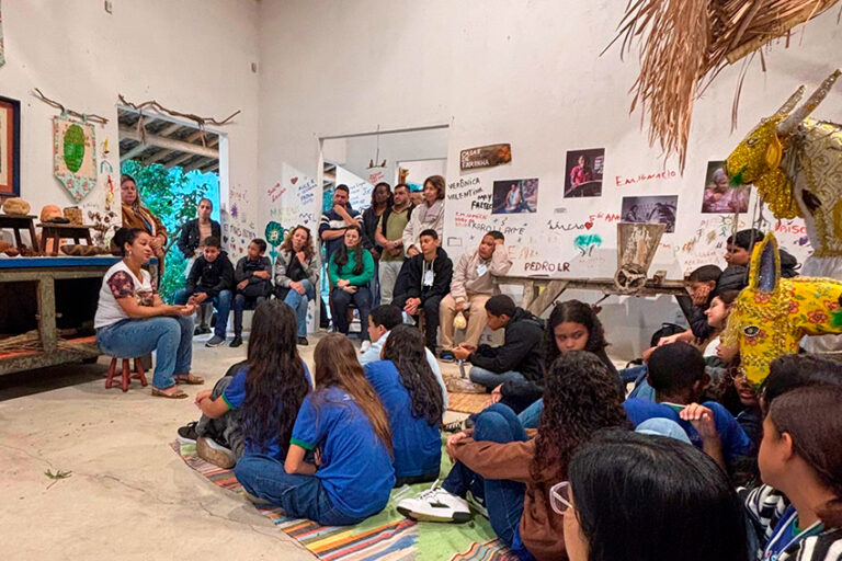 Alunos de escola do campo de SFI vivenciam saberes da produção de farinha em Quissamã