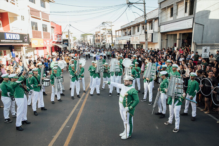 Desfile Cívico reúne estudantes e celebra as potencialidades de São Francisco